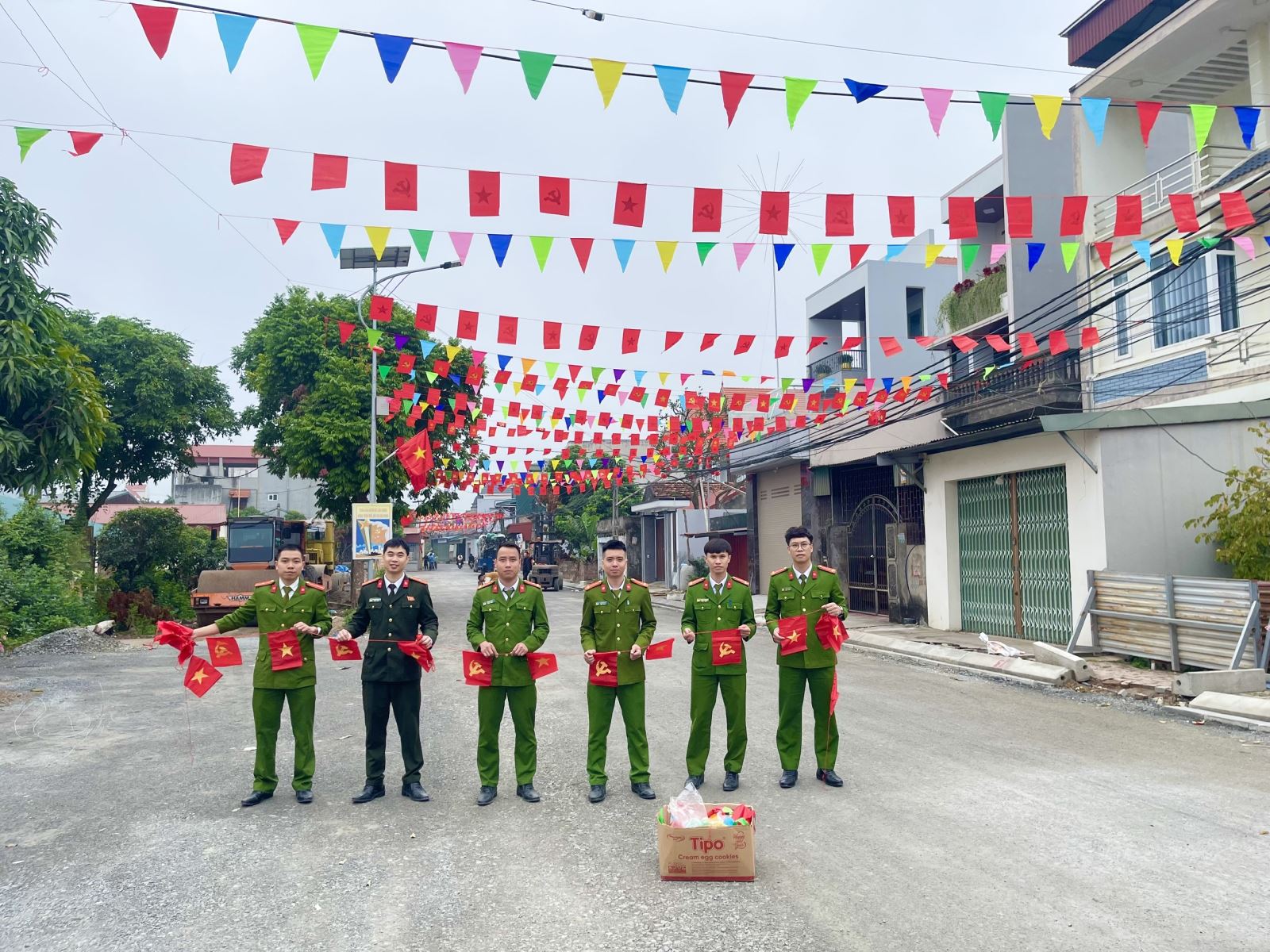 Đoàn Thanh niên Công an xã Việt Tiến tổ chức treo cờ Đảng, cờ Tổ quốc, cờ đuôi nheo đón Tết Nguyên đán Bính Ngọ 2026