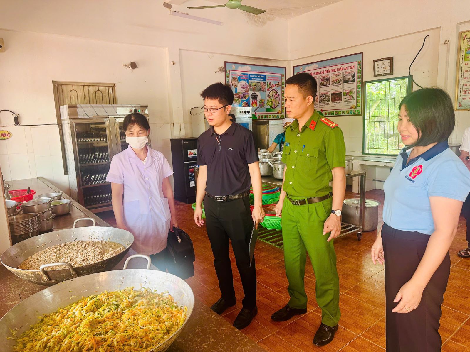 Công an xã Bình Định phối hợp kiểm tra liên ngành về an toàn thực phẩm trong “Tháng hành động vì an toàn thực phẩm năm 2026”