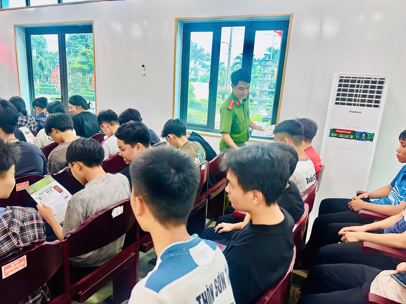 Công an xã Bình Định: Đẩy mạnh đợt cao điểm thu nhận, kích hoạt tài khoản định danh điện tử mức độ 2 cho công dân