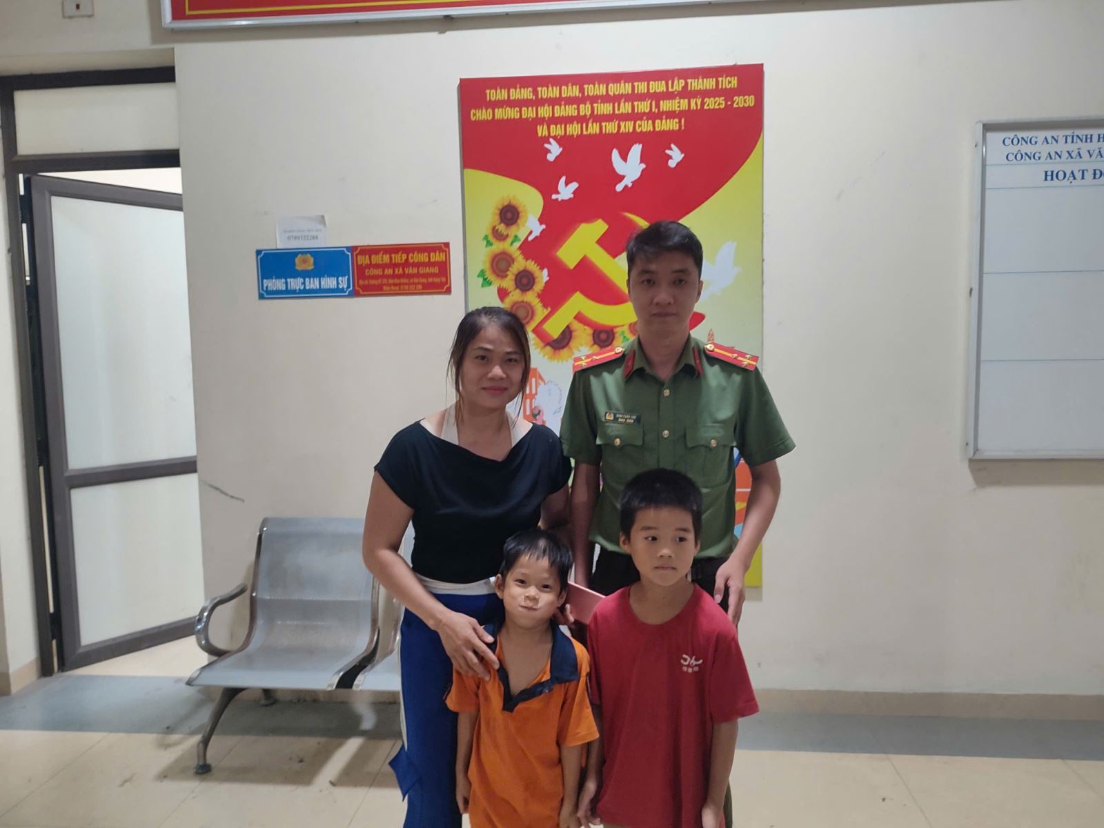 Công an xã Văn Giang  hỗ trợ, giúp đỡ hai cháu bé đi lạc trở về với gia đình