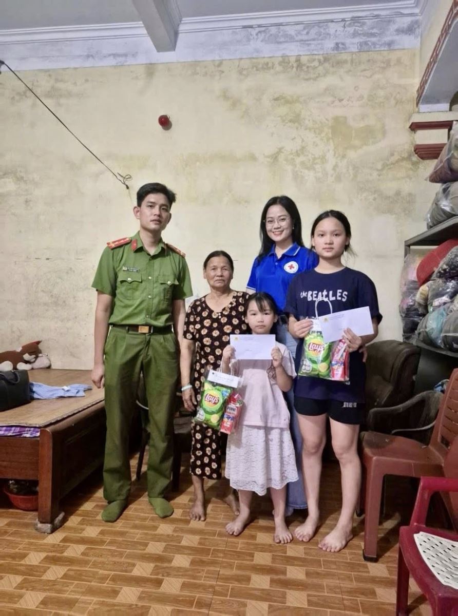 CHI ĐOÀN CÔNG AN XÃ NGHĨA DÂN THỰC HIỆN “CHƯƠNG TRÌNH NUÔI EM” NHÂN DỊP QUỐC TẾ THIẾU NHI 01/6