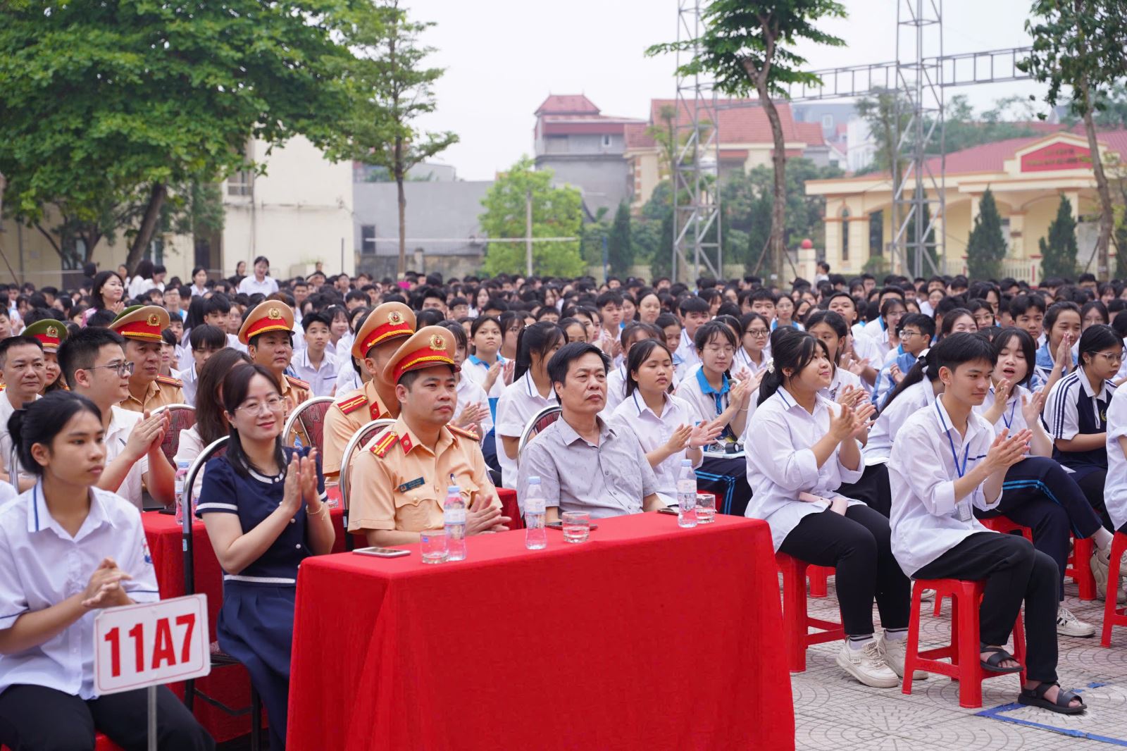 Công an xã Lương Bằng phối hợp với Phòng Cảnh sát giao thông Công an tỉnh Hưng Yên tổ chức tuyên truyền Luật trật tự an toàn giao thông và hướng dẫn kỹ năng lái an toàn