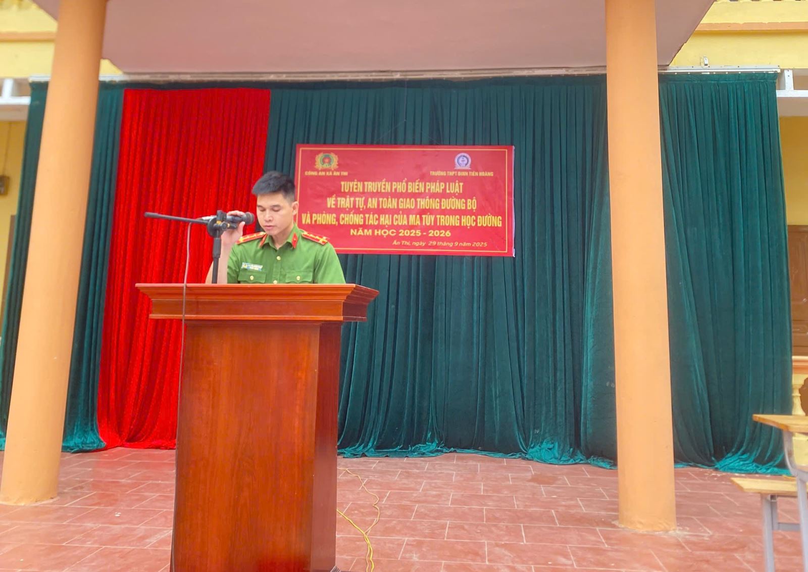 Công an xã Ân Thi tổ chức tuyên truyền phổ biến pháp luật về trật tự giao thông đường bộ và phòng, chống tác hại về ma túy học đường tại trường THPT Đinh Tiên Hoàng.