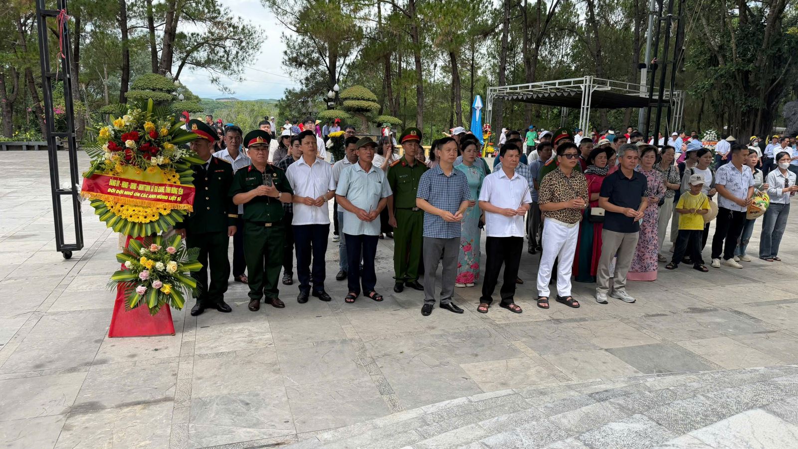 Công an xã Trà Giang tham gia Lễ dâng hương tưởng niệm các Anh hùng liệt sĩ tại Nghĩa trang Liệt sĩ quốc gia Trường Sơn