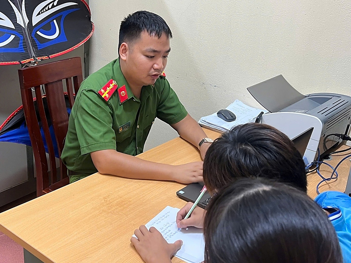 Công an xã Bắc Đông Quan tăng cường tuyên truyền, xử lý các trường hợp thả diều vi phạm quy định