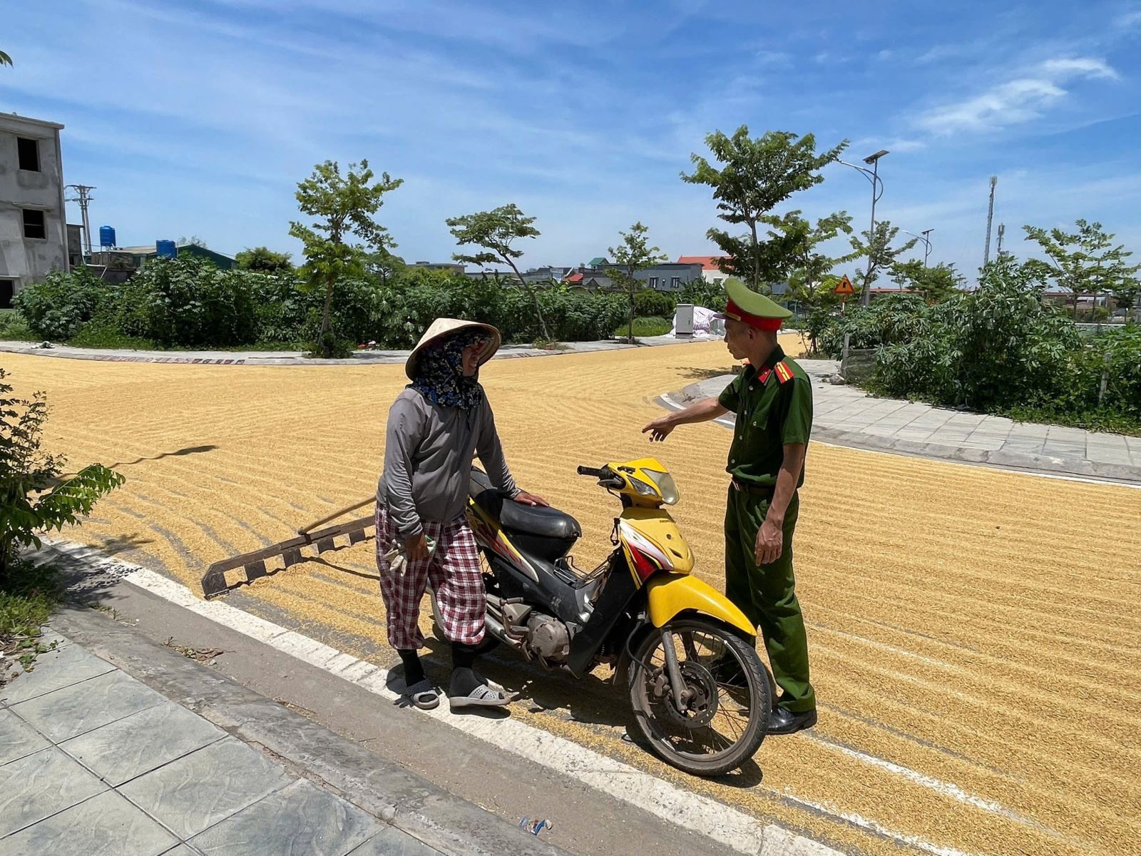 Công an xã Tiền Hải tiếp tục đẩy mạnh tuyên truyền người dân không, phơi thóc lúa trên các tuyến đường giao thông