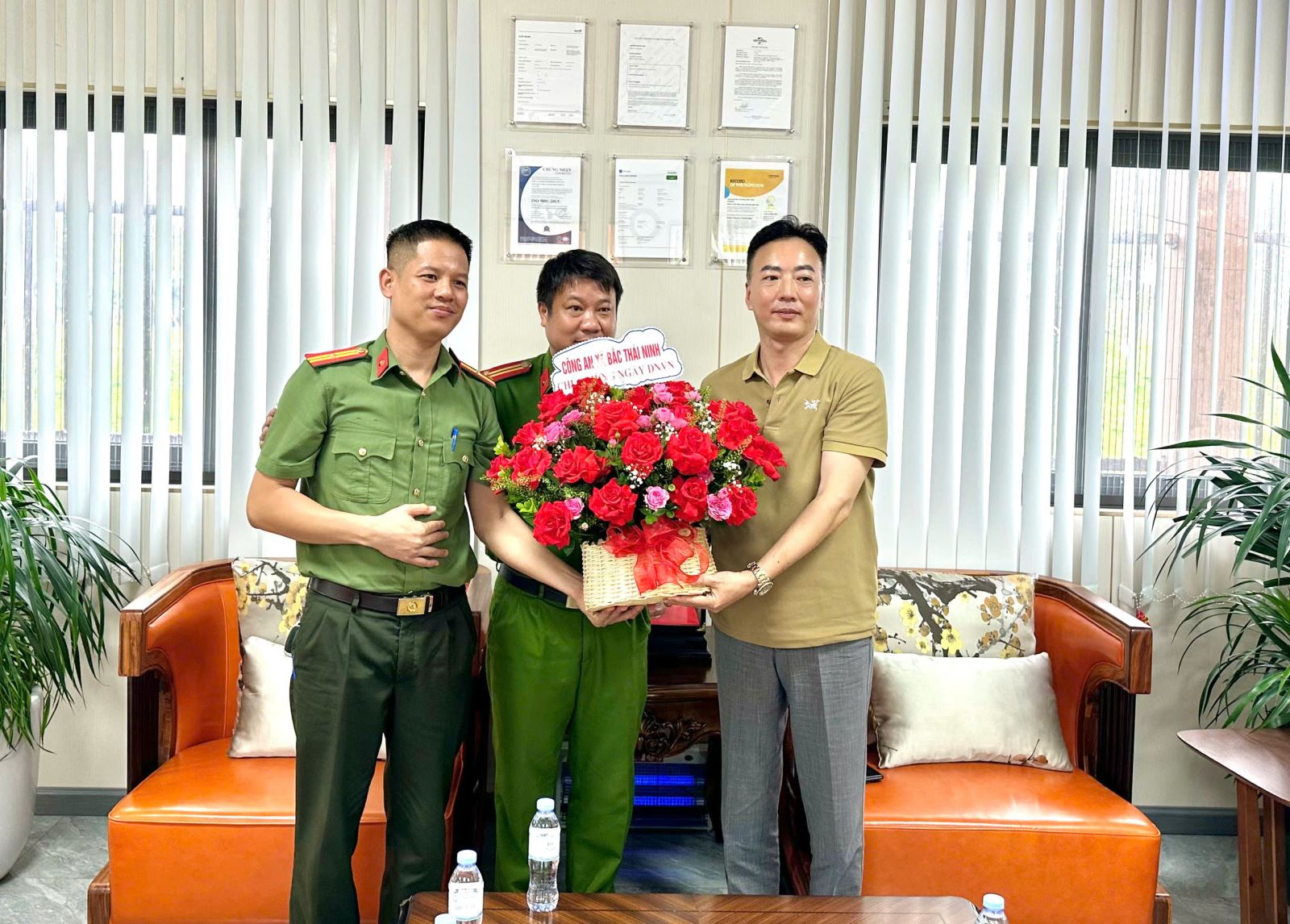 Công an xã Bắc Thái Ninh chúc mừng các công ty, doanh nghiệp tiêu biểu trên địa bàn xã nhân ngày doanh nhân việt nam 13/10