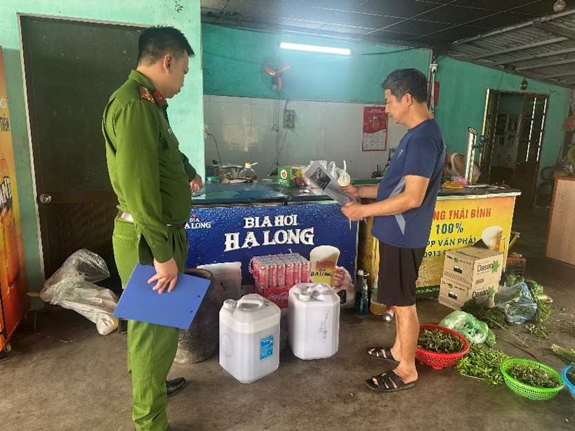 Công an xã Ngọc Lâm tăng cường tuyên truyền, vận động người dân chấp hành pháp luât khi tham gia giao thông - “Đã uống rượu, bia – không lái xe”