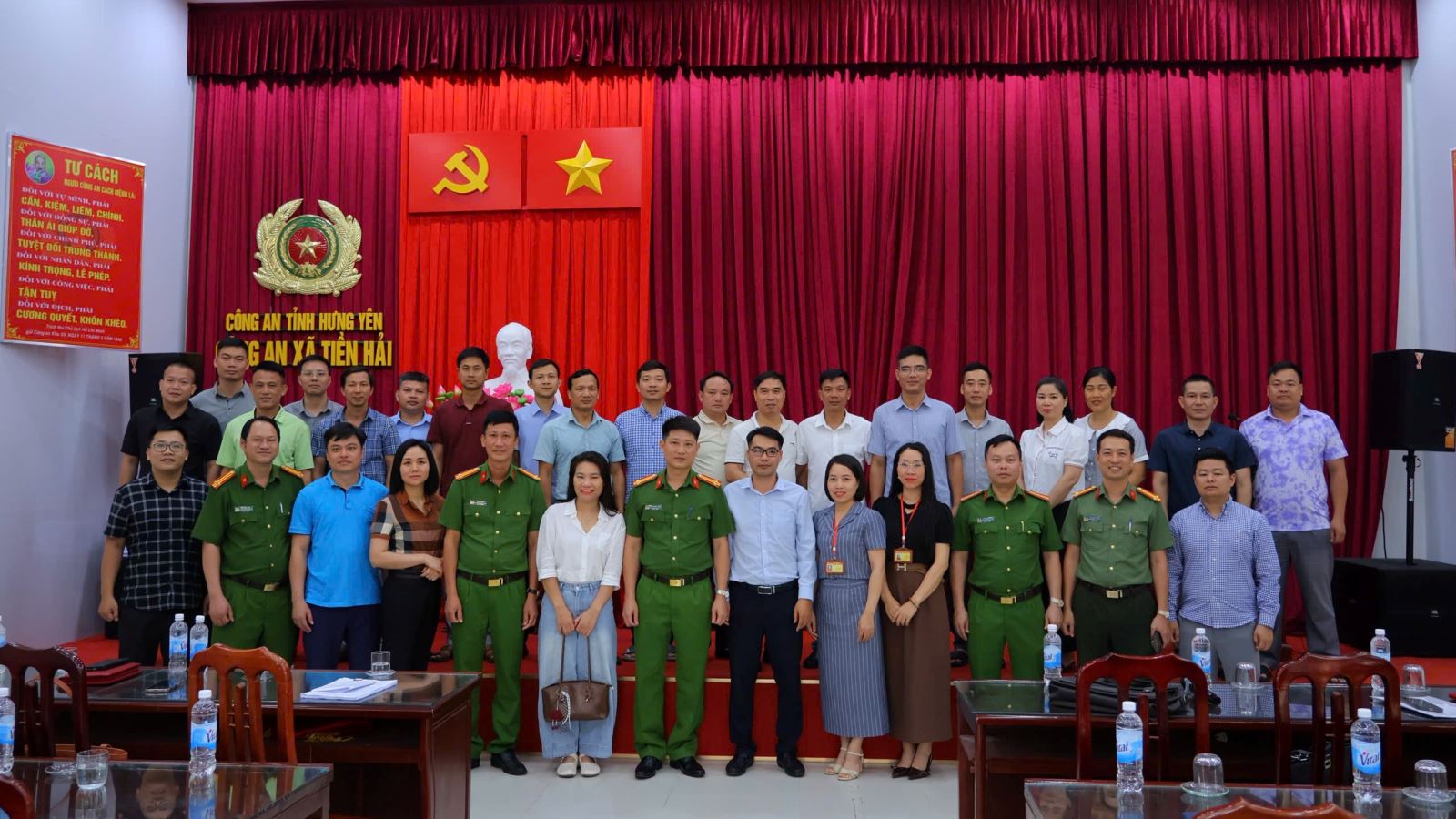 Đoàn cán bộ, giảng viên và học viên Trường Chính trị Nguyễn Văn Linh đến nghiên cứu thực tế tại Công an xã Tiền Hải