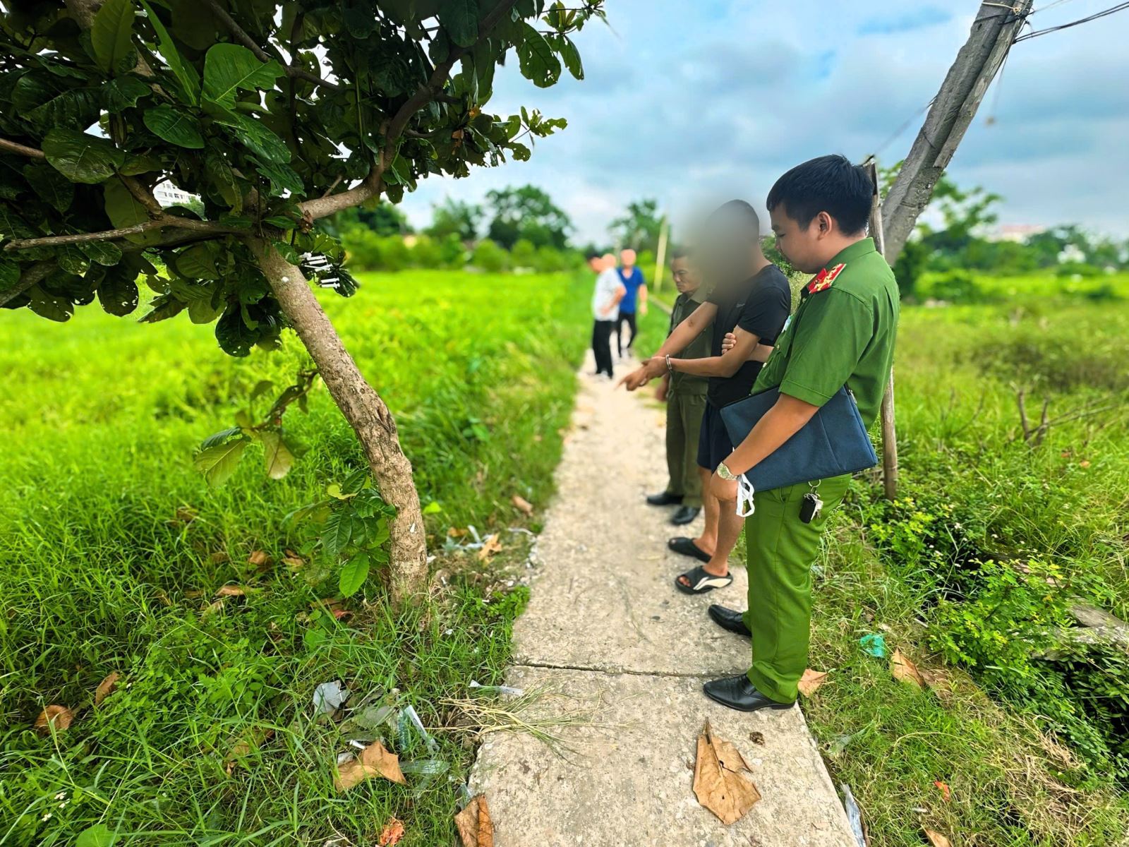 Công an xã Bắc Đông Quan bắt giữ, xử lý đối tượng sử dụng trái phép chất ma túy.