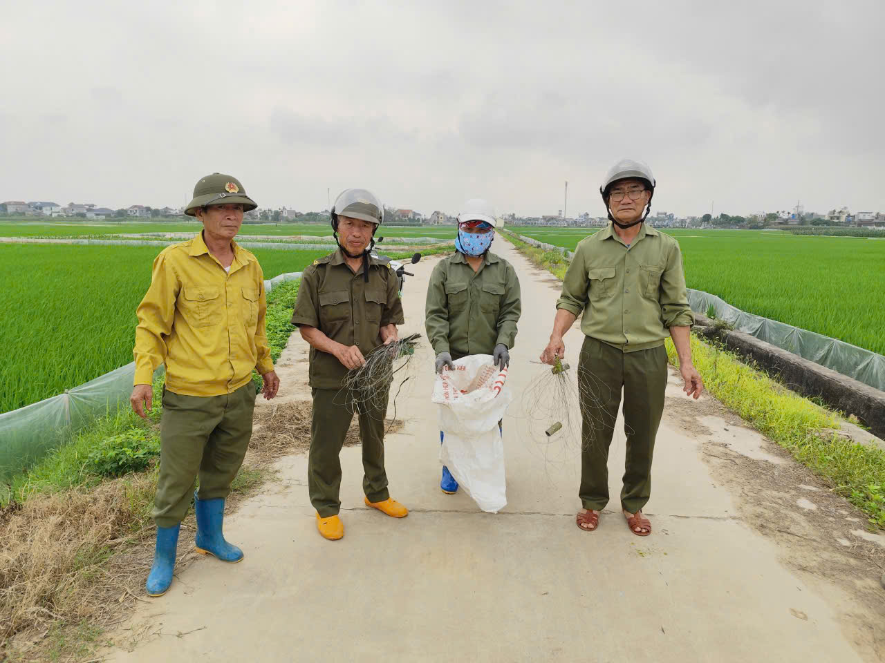 Công an xã Minh Thọ tổng rà soát thu gom dây điện bẫy chuột, phòng ngừa nguy cơ tai nạn trên địa bàn.