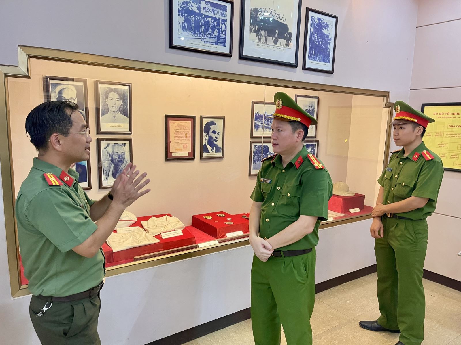 Công an xã Việt Tiến tổ chức hoạt động về nguồn tại Khu di tích lịch sử Nha Công an Trung ương và Cây đa Tân Trào, tỉnh Tuyên Quang 