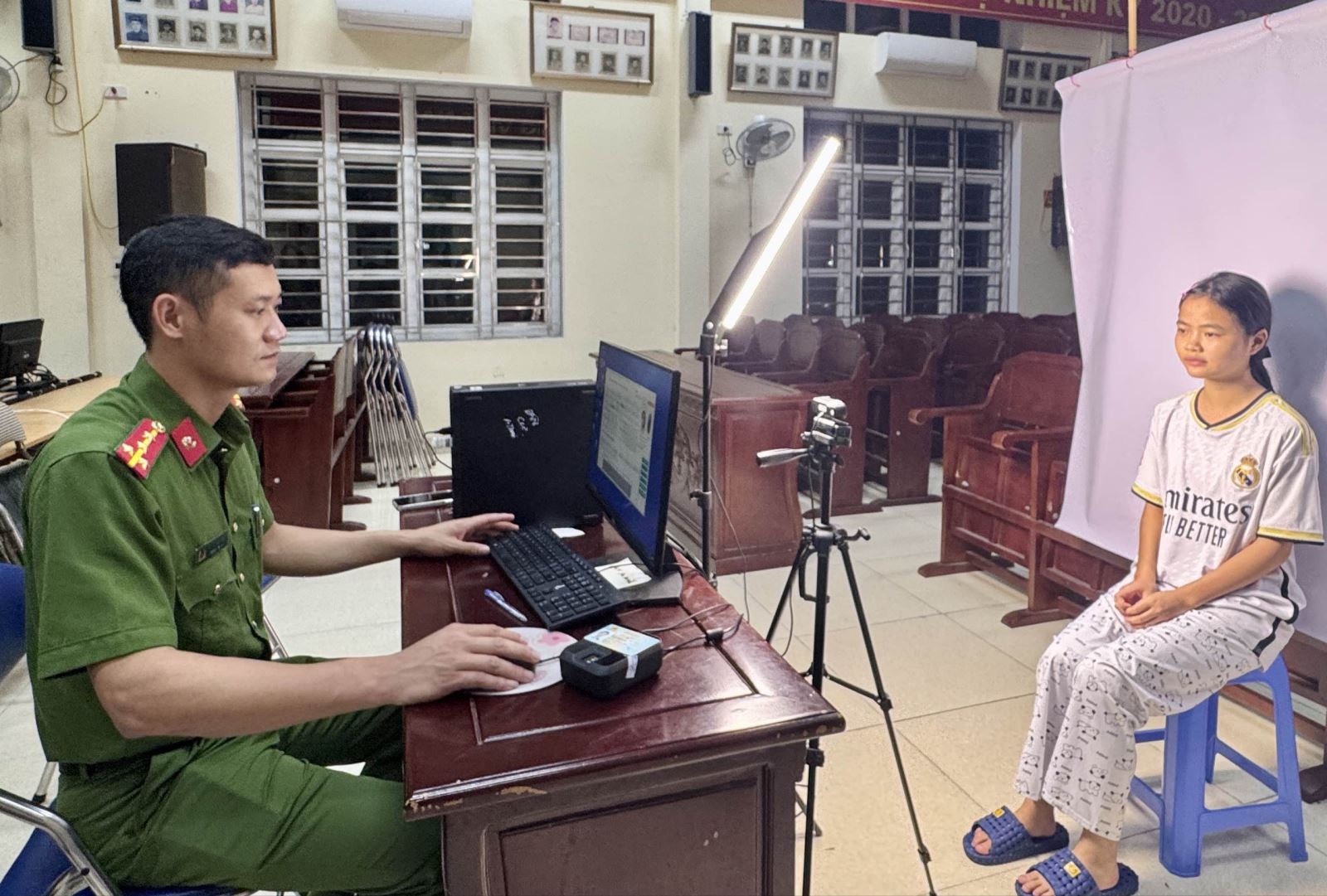 Công an xã Phụ Dực tích cực thu nhận thông tin, kích hoạt tài khoản định danh điện tử mức 2 cho công dân và định danh tổ chức cho các cơ quan, doanh nghiệp trên địa bàn.