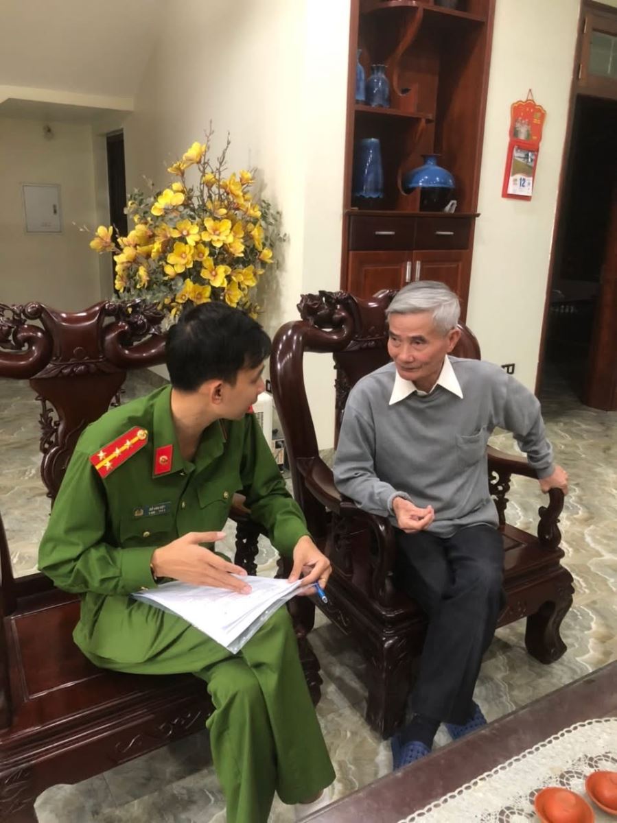 Công an xã Nghĩa Trụ đẩy mạnh tuyên truyền, hướng dẫn chủ nhà khai báo tạm trú cho người nước ngoài