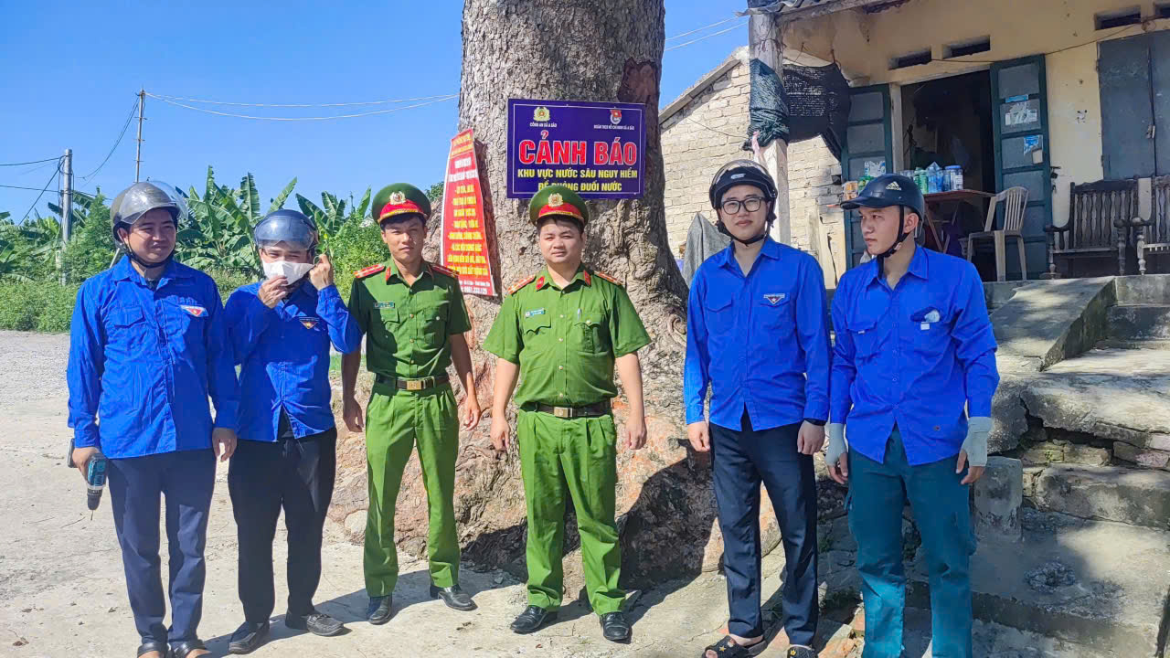 Công an xã A Sào phối hợp Đoàn thanh niên xã tăng cường phòng, chống đuối nước - vì một mùa hè an toàn