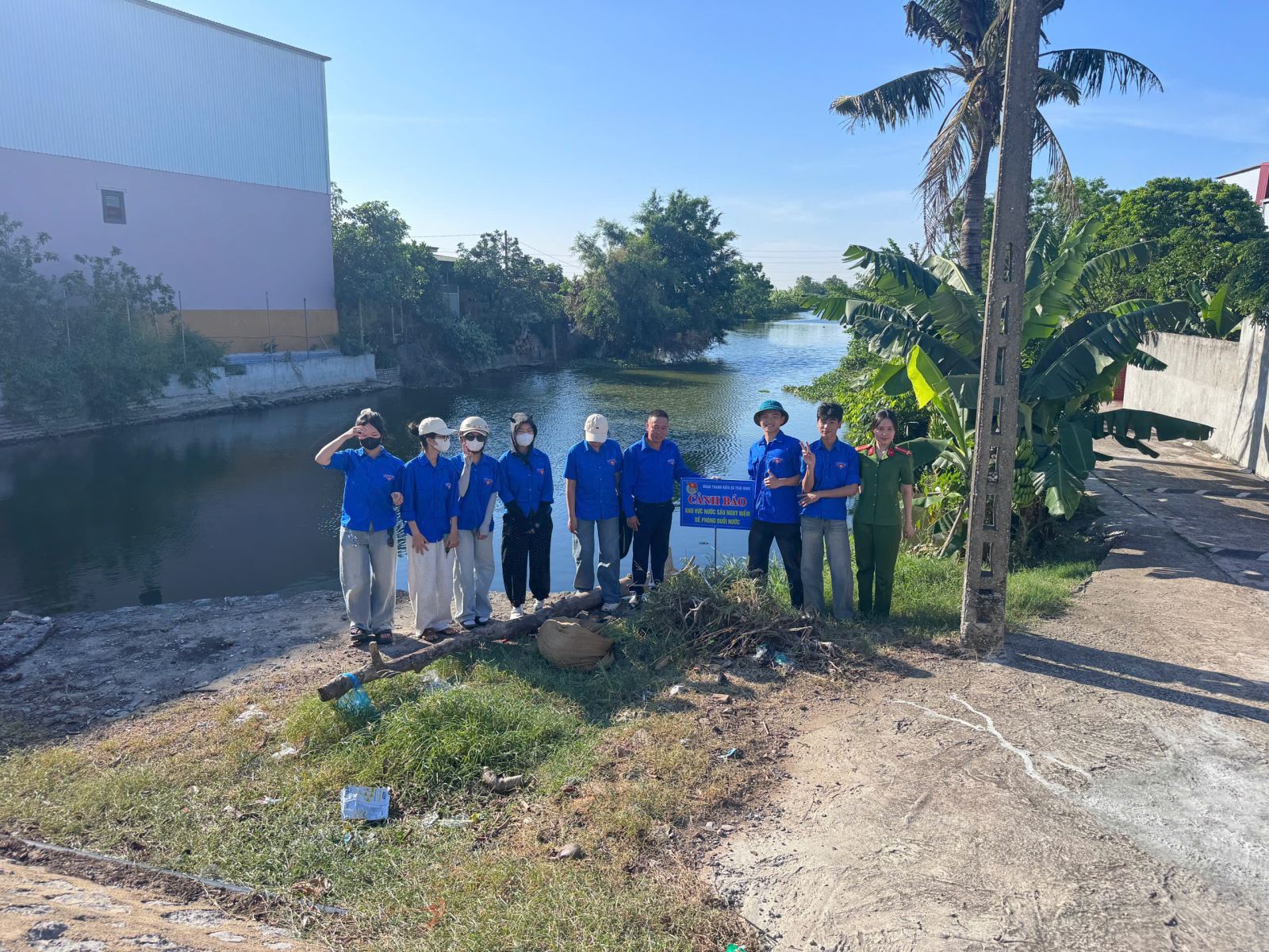 Chi đoàn Công an xã Thái Ninh phối hợp triển khai rà soát, cắm biển cảnh báo phòng, chống đuối nước tại các điểm có nguy cơ đuối nước cao trên địa bàn xã Thái Ninh