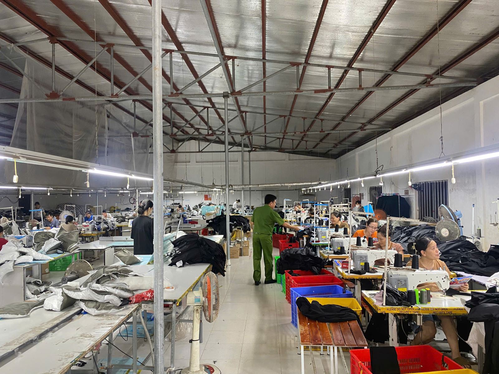 Công an xã Thái Ninh đẩy mạnh tuyên truyền luật an toàn giao thông cho công nhân trên địa bàn