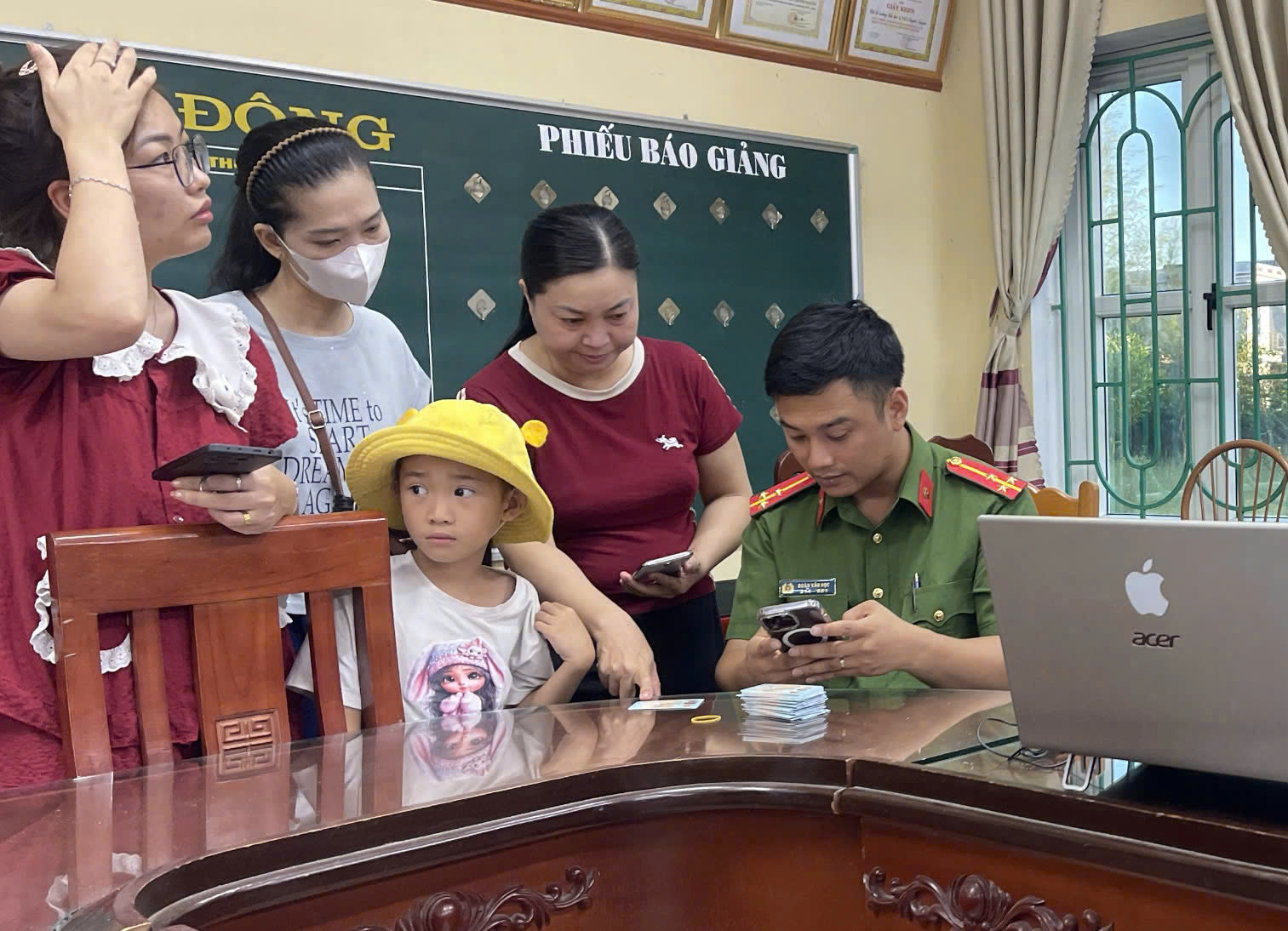 Công an xã Nguyễn Du trên hành trình đưa VNeID đến với Nhân dân