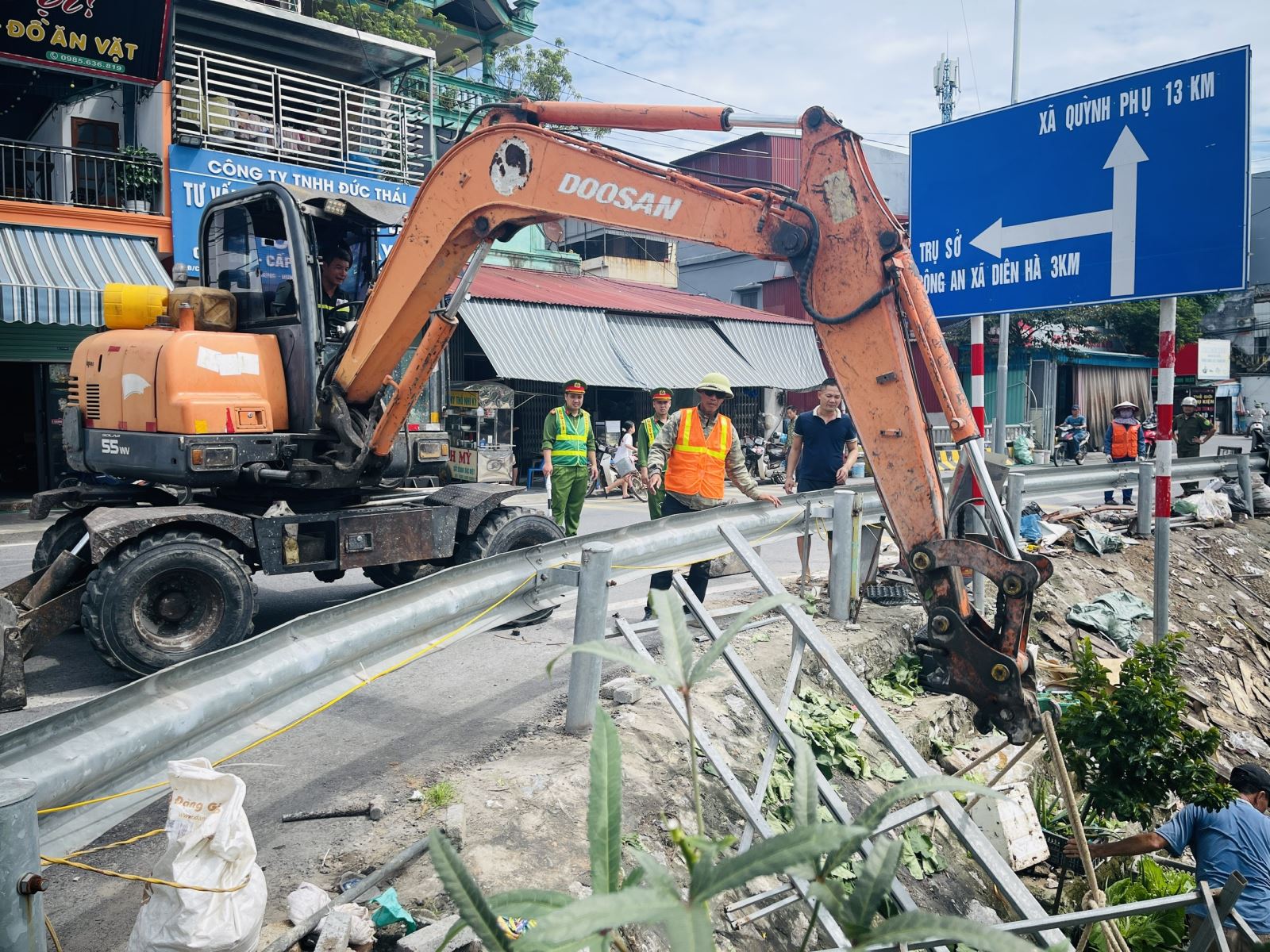 Công an xã Diên Hà tham gia đảm bảo an ninh trật tự giải tỏa hành lang an toàn giao thông trên địa bàn xã