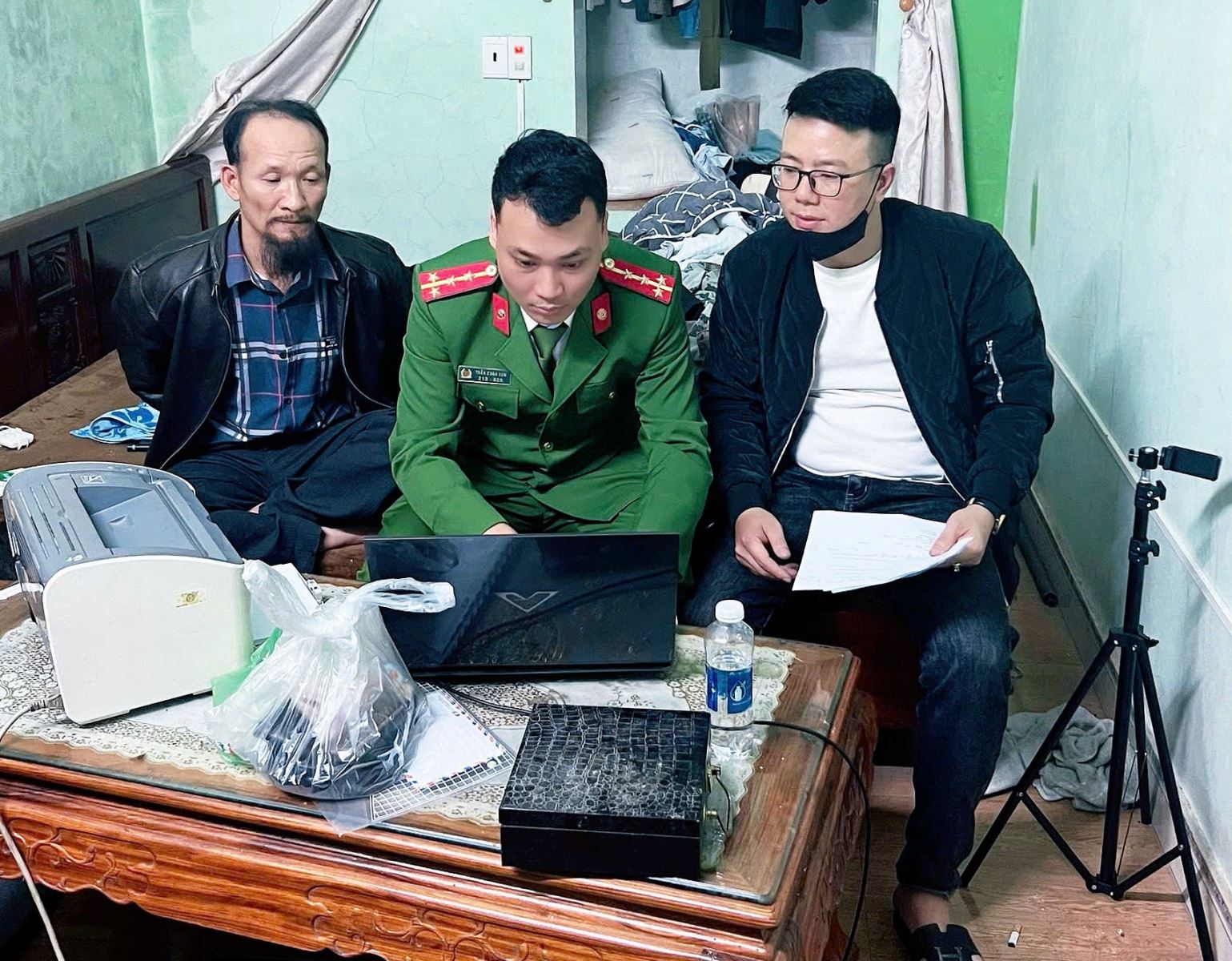 Công an xã Đông Hưng phát hiện, bắt giữ 2 đối tượng tàng trữ trái phép chất ma túy trong ngày đầu ra quân