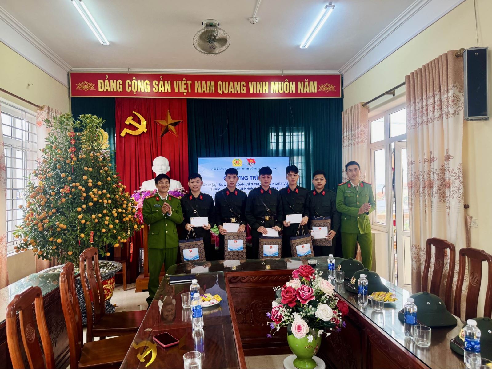 Chi đoàn Công an xã Phụ Dực gặp mặt, tặng quà động viên thanh niên thực hiện nghĩa vụ tham gia Công an nhân dân năm 2026