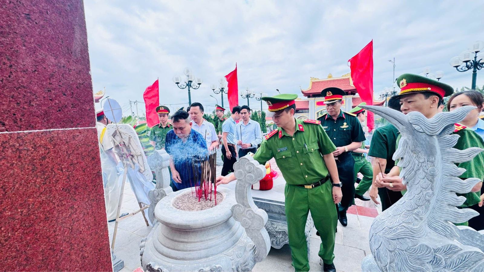 Công an xã Phụ Dực cùng Đoàn đại biểu xã thắp hương tri ân nhân dịp kỷ niệm 51 năm Ngày Giải phóng miền Nam, thống nhất đất nước 