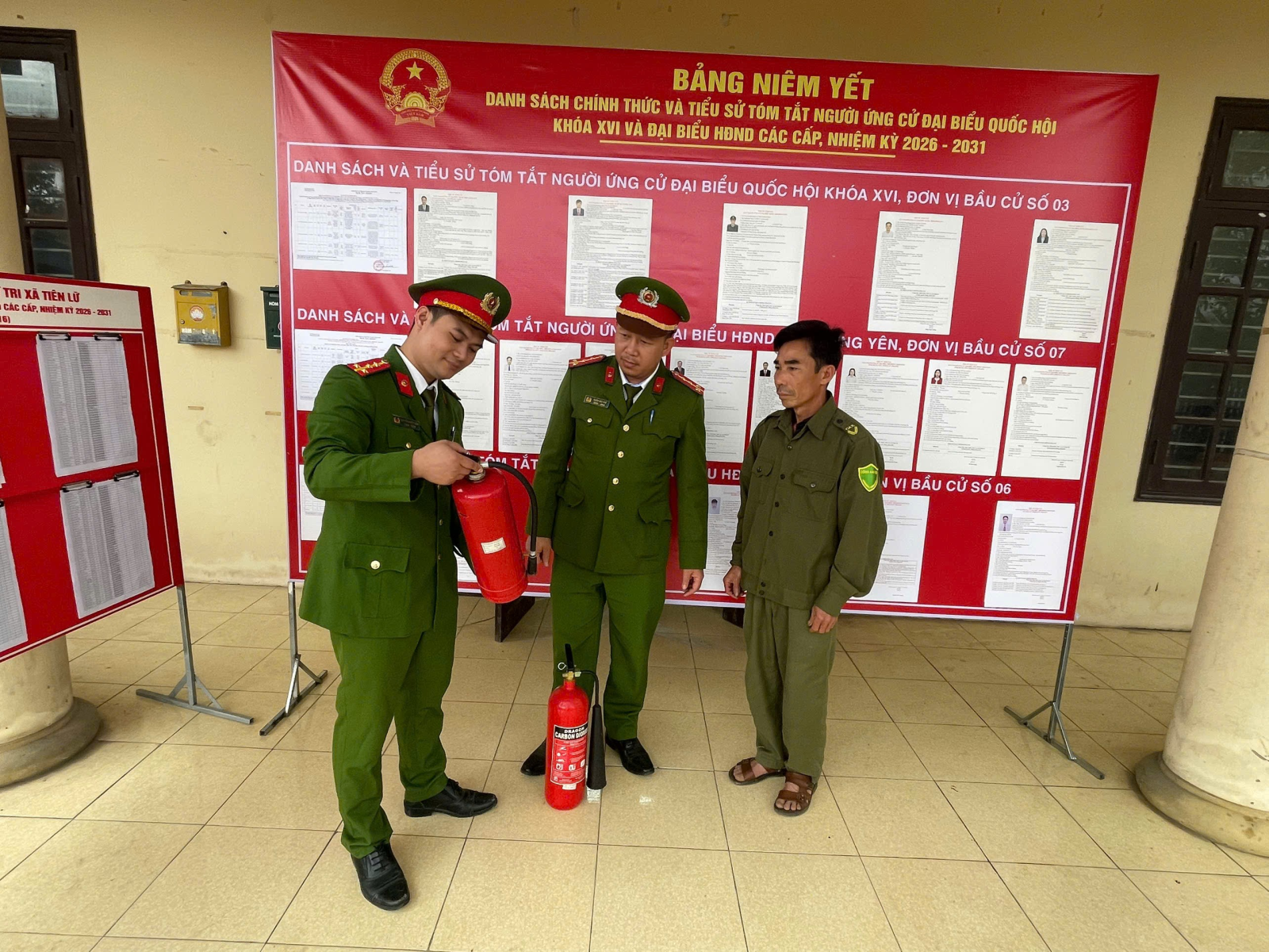 Lực lượng Công an xã Tiên Lữ tăng cường kiểm tra, hướng dẫn về phòng cháy, chữa cháy và cứu nạn cứu hộ tại các điểm bầu cử