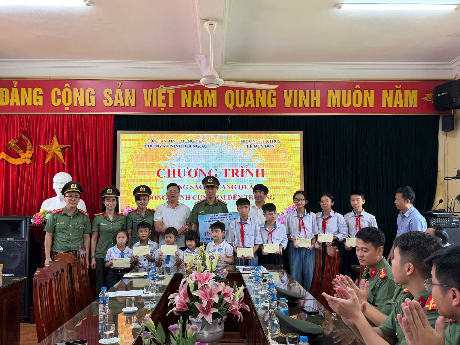 Phòng An ninh đối ngoại tổ chức chương trình trao tặng quà và sách “Đồng hành cùng em đến trường” cho các em học sinh tại Trường Tiểu học và THCS Lê Quý Đôn