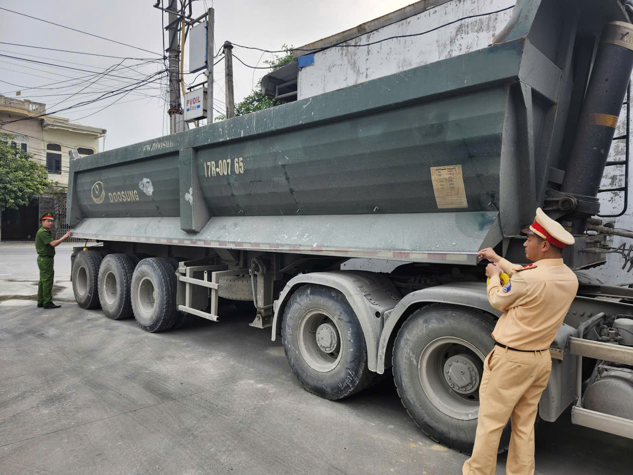        Công an xã Hưng Phú phối hợp với Đội Cảnh sát giao thông số 3 – Phòng Cảnh sát giao thông rà soát phương tiện ô tô tự đổ, xe sơ mi rơ moóc trên địa bàn xã