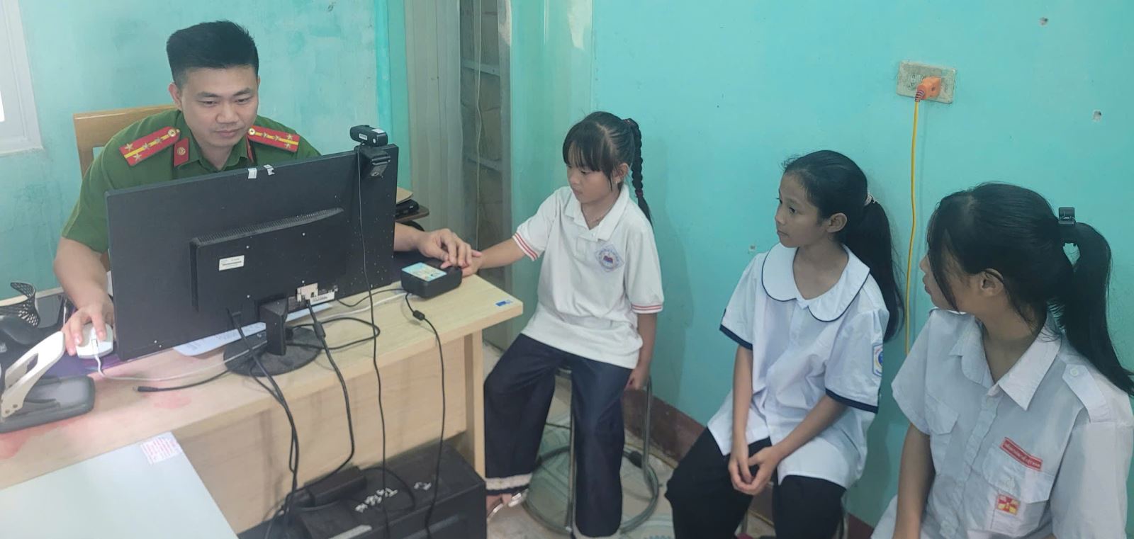 Công an xã Tây Tiền Hải tích cực triển khai cao điểm cấp căn cước và định danh điện tử cho học sinh