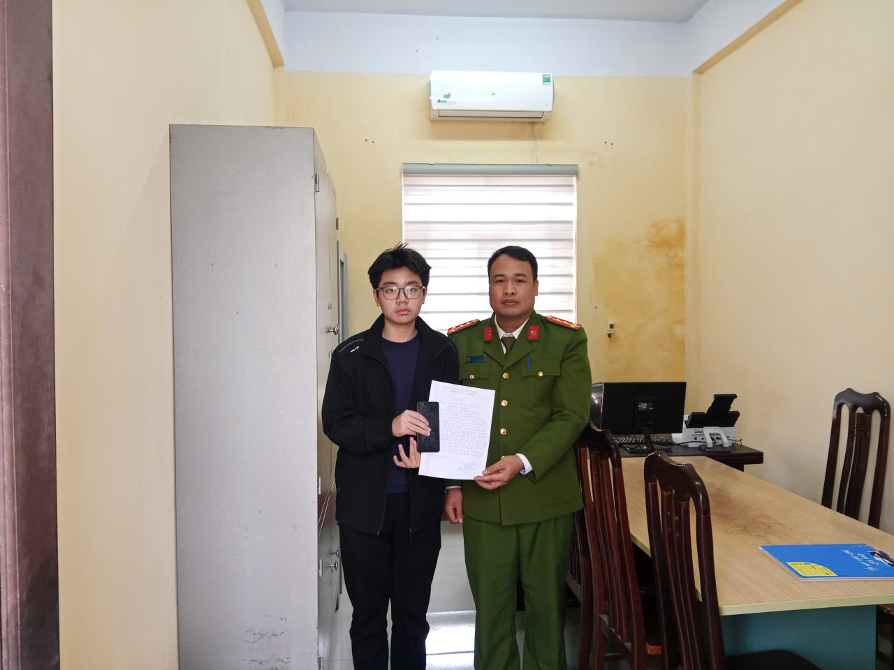 Công an xã Việt Tiến: Nhanh chóng hỗ trợ xác minh và trao trả lại tài sản cho người đánh rơi