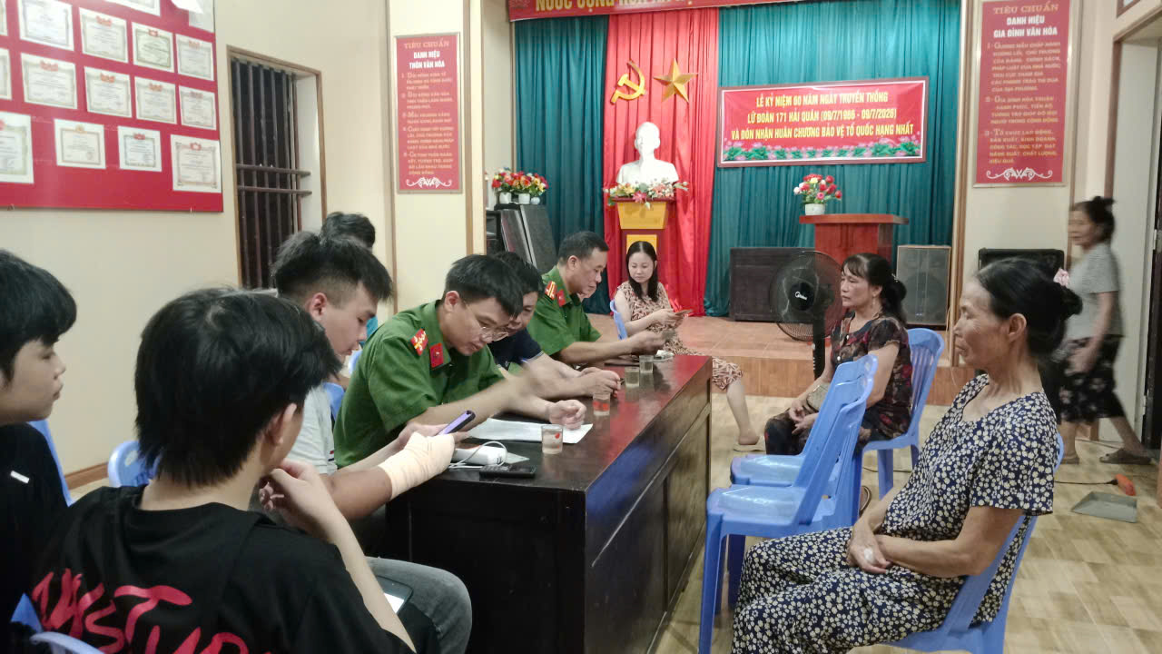Công an xã Trà Giang phối hợp Đoàn Thanh niên đẩy mạnh hướng dẫn kích hoạt định danh điện tử VNeID mức độ 2