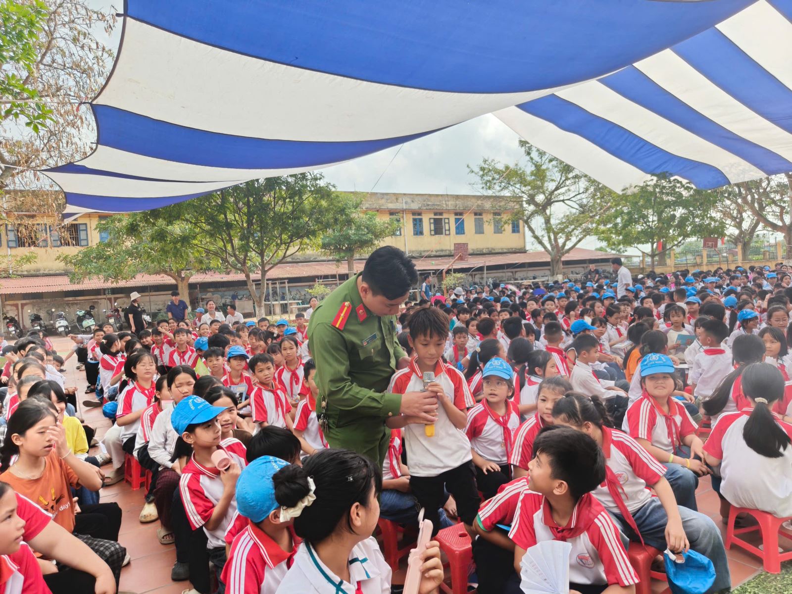 Công an xã Tây Thụy Anh tổ chức tuyên truyền pháp luật về phòng, chống ma túy và thuốc lá điện tử cho học sinh