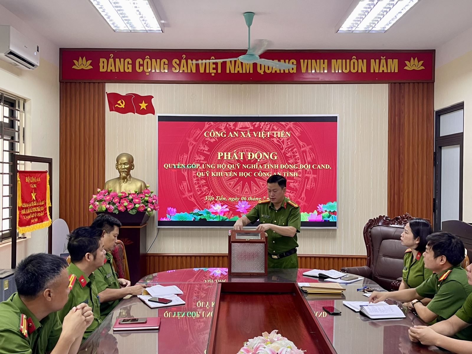 Công an xã Việt Tiến tổ chức phát động quyên góp, ủng hộ Quỹ Nghĩa tình đồng đội và Quỹ Khuyến học