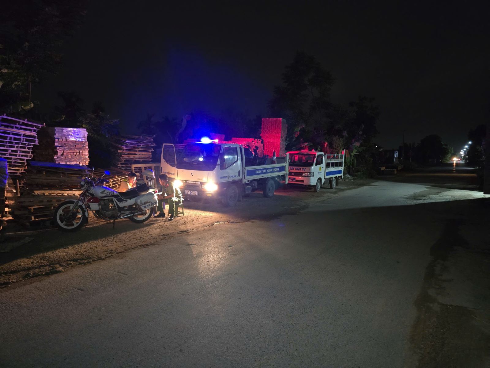 Công an xã Nghĩa Dân tăng cường phối hợp bảo đảm trật tự, an toàn giao thông trên địa bàn