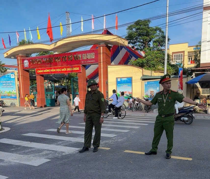 Công an xã Văn Giang: Triển khai hiệu quả mô hình “Đảm bảo an ninh trật tự, an toàn giao thông – trật tự công cộng” tại các trường học và các tuyến đường trên địa bàn xã