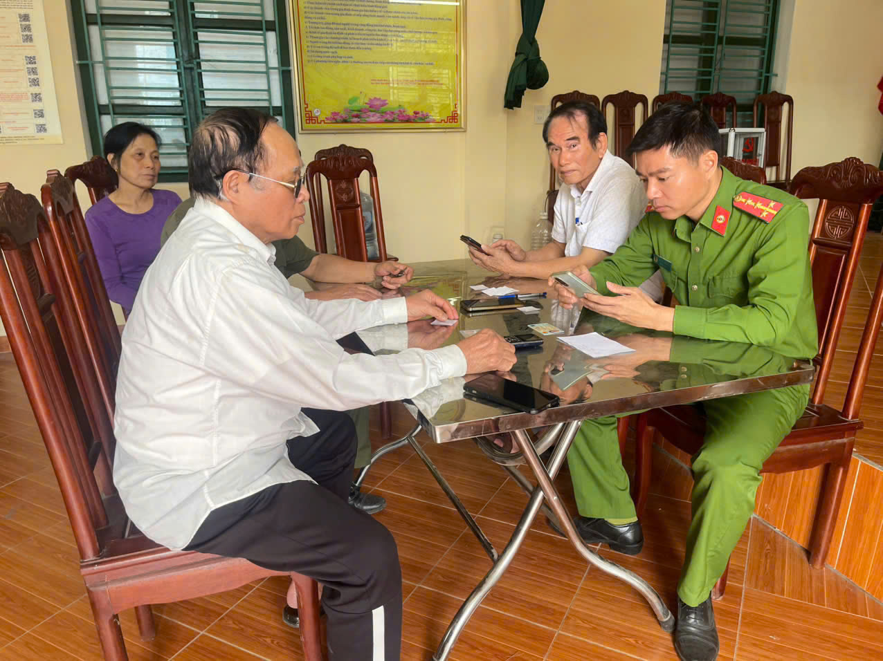 Công an phường Trần Lãm đẩy mạnh tuyên truyền, hướng dẫn liên kết tài khoản an sinh xã hội trên ứng dụng VNeID