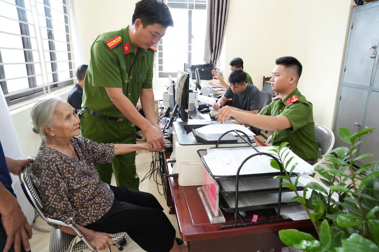 Công an xã Chí Minh phối hợp hỗ trợ người già yếu trên địa bàn kích hoạt định danh điện tử VNeID mức độ 2