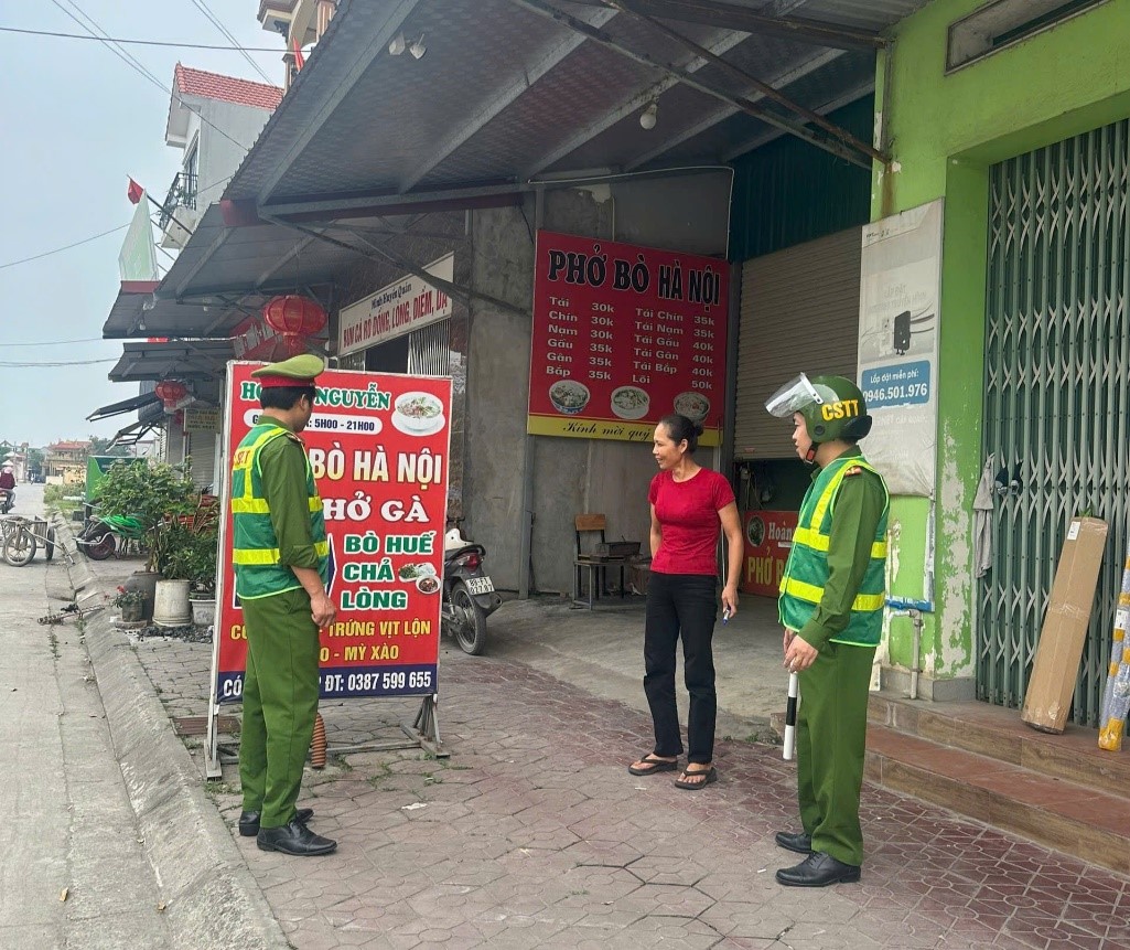         CÔNG AN PHƯỜNG ĐƯỜNG HÀO TĂNG CƯỜNG TUYÊN TRUYỀN VÀ XỬ LÝ CÁC TRƯỜNG HỢP VI PHẠM LẤN CHIẾM LÒNG ĐƯỜNG, VỈA HÈ