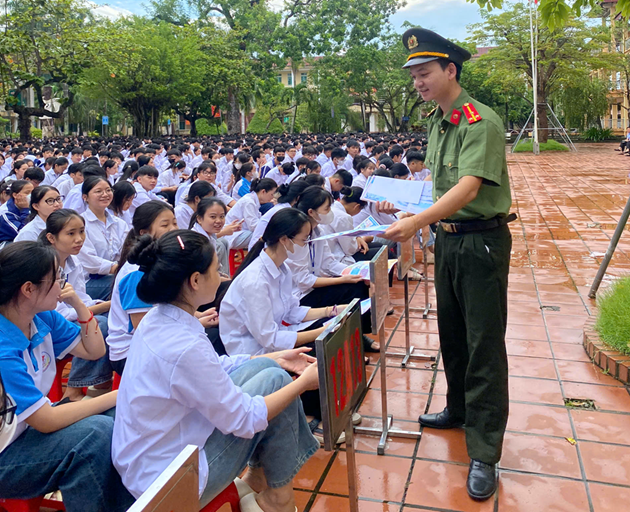 Công an xã Quỳnh Phụ đẩy mạnh tuyên truyền an toàn giao thông, phòng chống bạo lực học đường tại trường học năm học 2025-2026