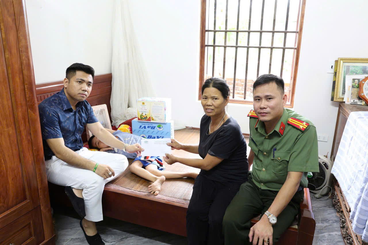 CÔNG AN XÃ TÂN HƯNG LAN TỎA YÊU THƯƠNG – CHUNG TAY VÌ TRẺ EM KHUYẾT TẬT