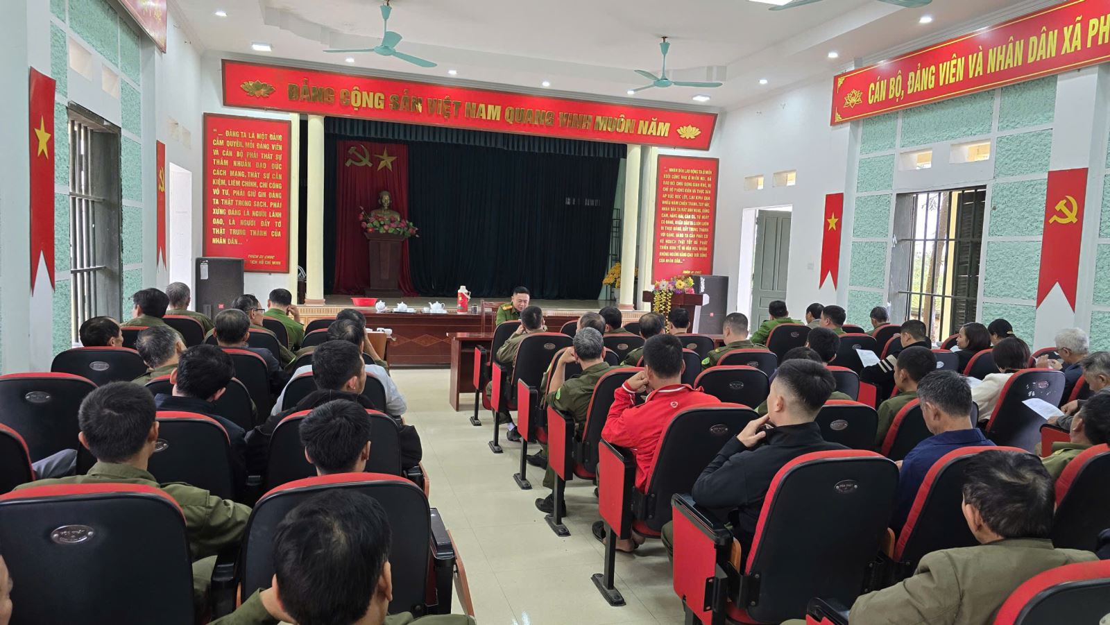 	Công an xã Đức Hợp đẩy mạnh tuyên truyền việc cấp đổi giấy phép lái xe và hướng dẫn cài đặt ứng dụng VNeTraffic