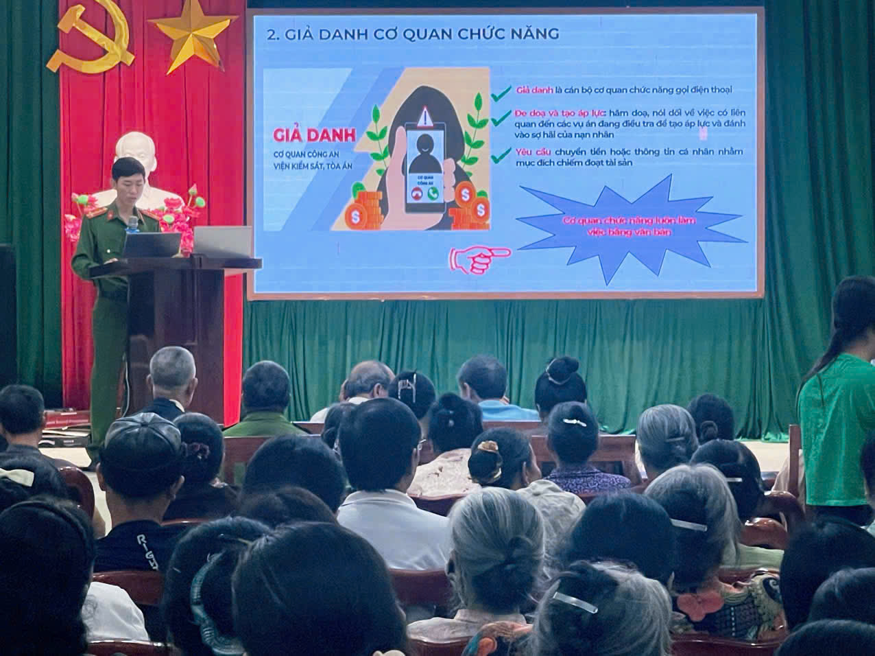 Công an xã Đông Hưng tổ chức tuyên truyền phòng ngừa tội phạm lừa đảo trên không gian mạng tại thôn Đông Các, xã Đông Hưng