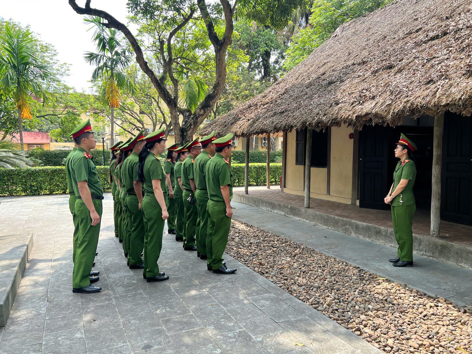 Hội phụ nữ Phòng Kỹ thuật hình sự tổ chức sinh hoạt chính trị kỉ niệm 136 năm ngày sinh Chủ tịch Hồ Chí Minh (19/5/1890 - 19/5/2026) tại Nhà lưu niệm Chủ tịch Hồ Chí Minh