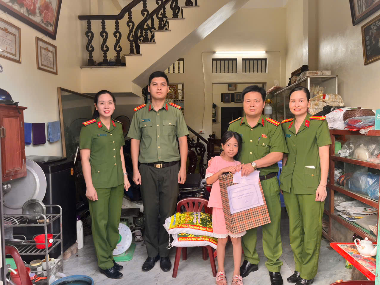 Công an phường Hồng Châu: Mang trung thu đến với trẻ em có hoàn cảnh khó khăn