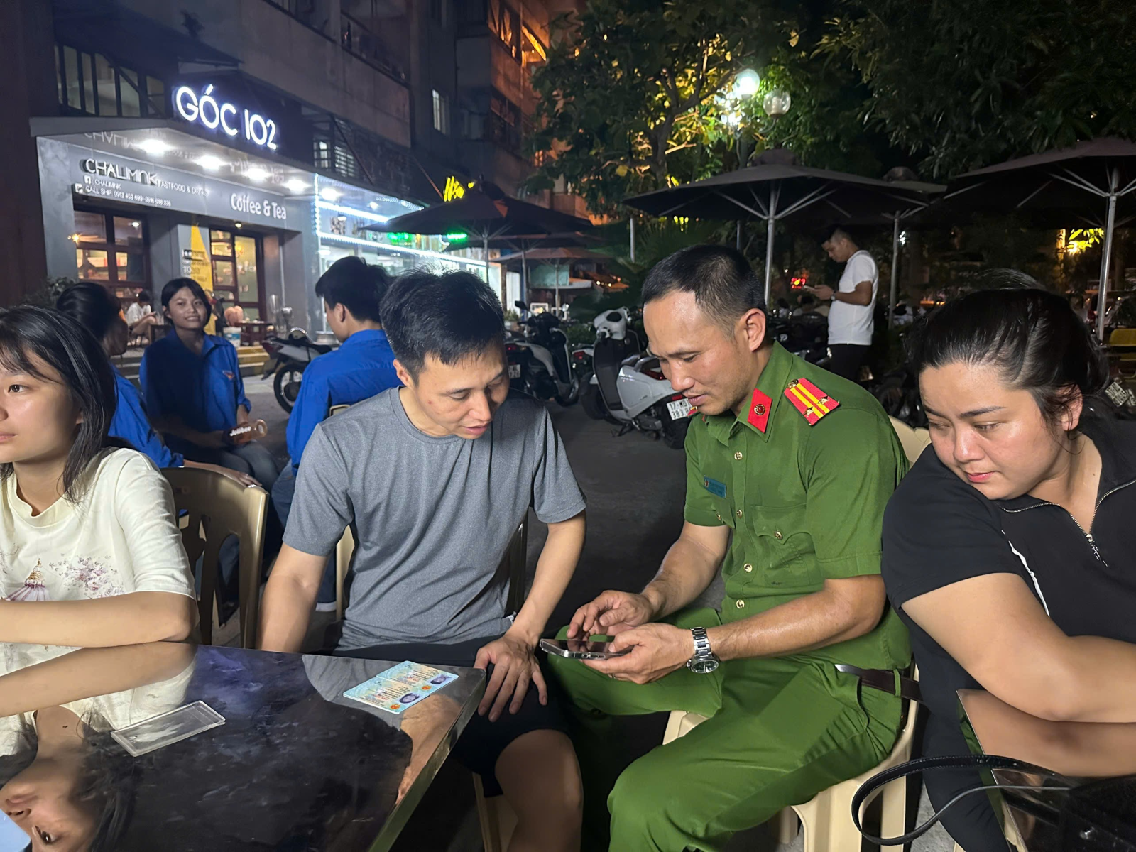 Công an phường Trần Hưng Đạo tiếp tục thực hiện phong trào “Ba nhất” gắn với công tác cải cách hành chính, chuyển đổi số