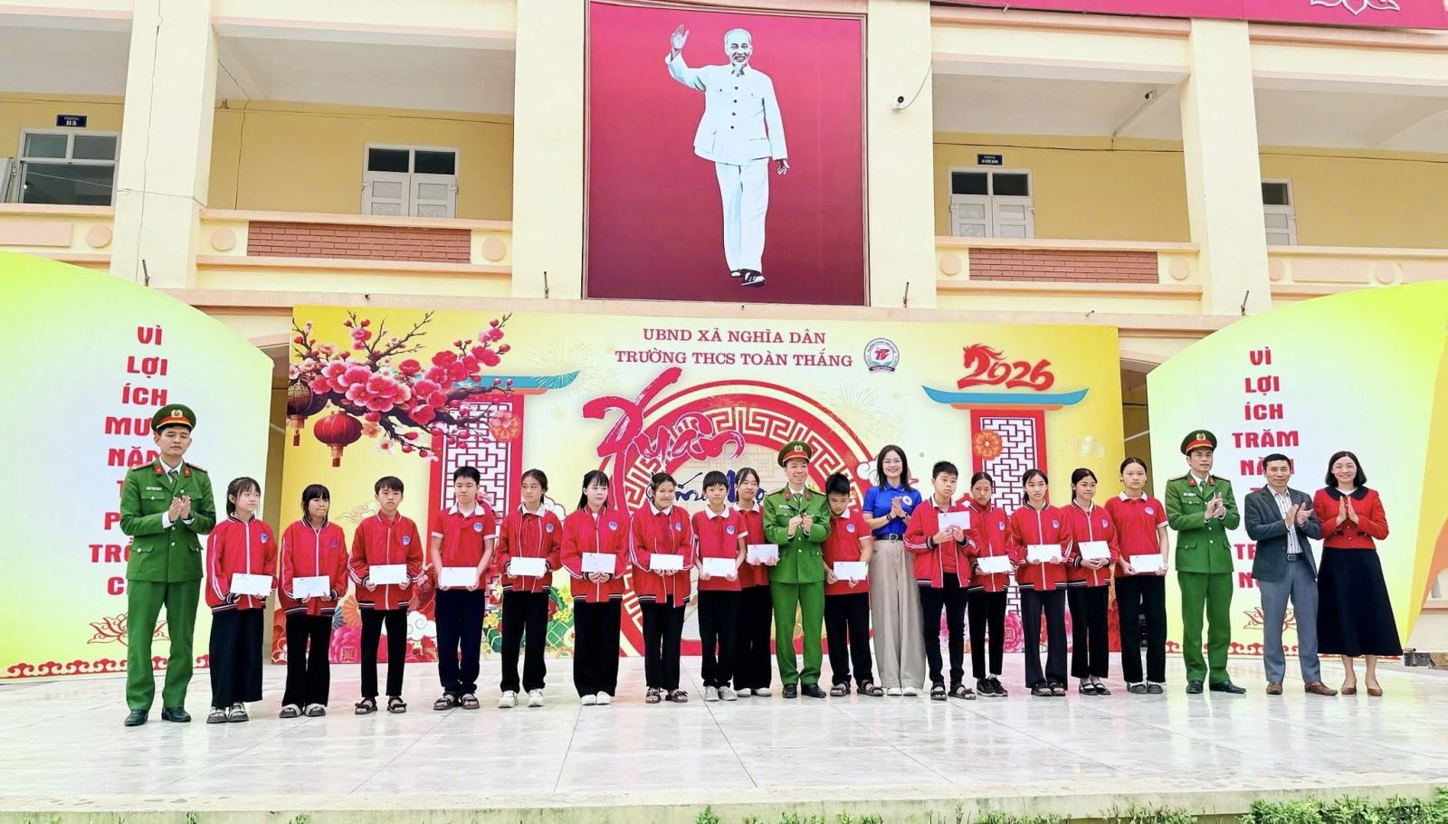 Đoàn thanh niên Công an xã Nghĩa Dân phối hợp trao tặng quà cho học sinh có hoàn cảnh khó khăn tại Trường THCS Toàn Thắng