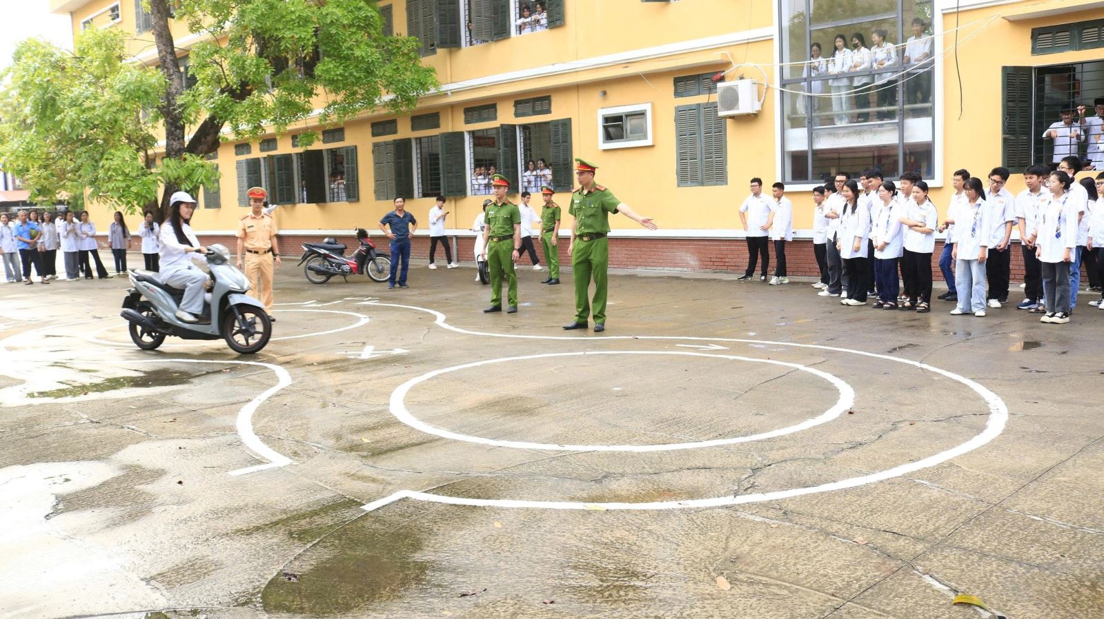 Công an phường Trần Hưng Đạo tuyên truyền pháp luật về trật tự, an toàn giao thông và hướng dân kỹ năng lái xe an toàn