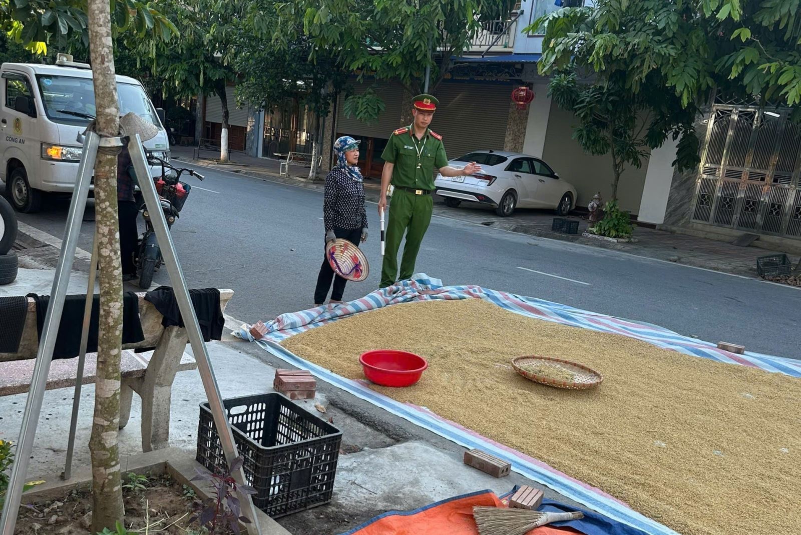Công an phường Trần Hưng Đạo cảnh báo hiểm họa tai nạn giao thông từ việc phơi thóc, lúa, rơm rạ trên lòng, lề đường