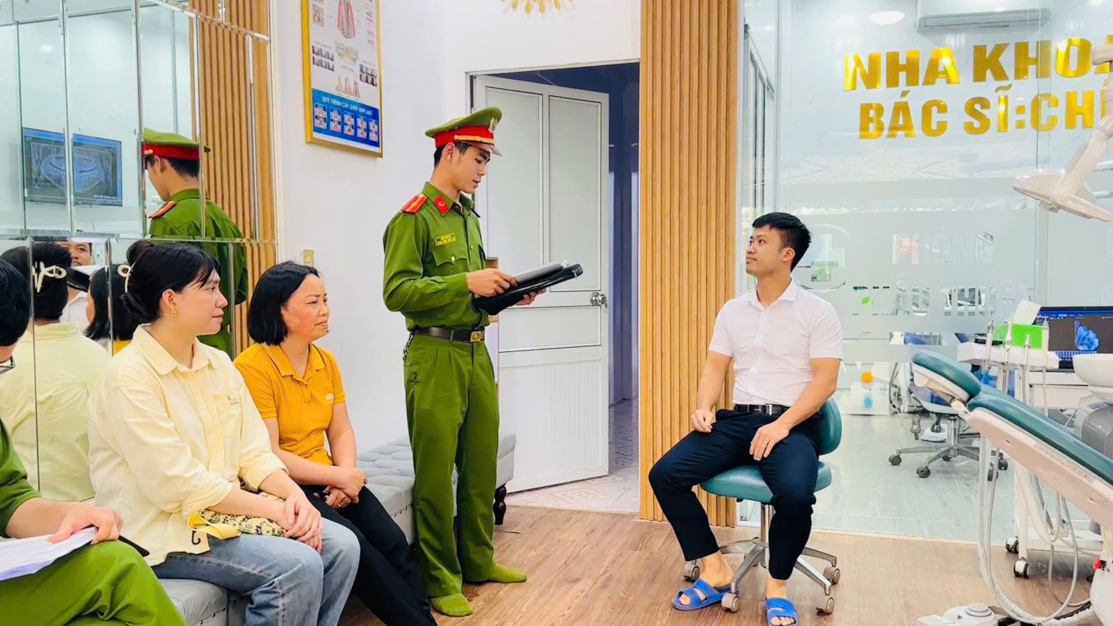 Công an xã Nguyễn Du phát huy vai trò nòng cốt trong thực hiện kiểm tra, giám sát việc chấp hành quy định về đăng ký hộ kinh doanh